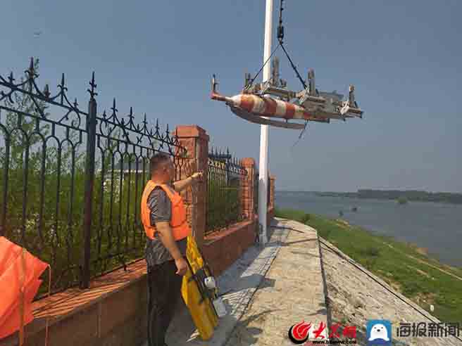 防汛常規(guī)物資中主要包含麻袋吸水膨脹袋,無(wú)紡布吸水膨脹袋,防汛沙袋,防汛噸袋,防汛編織袋,雨衣,雨靴,雨傘,彩條布,工兵鏟,十字鎬,八磅錘,應(yīng)急救生包等。