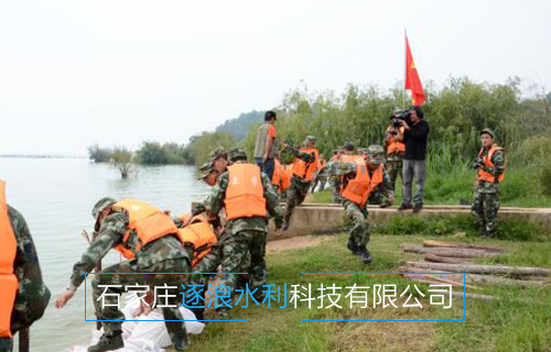 河南黃河沿岸地帶，利用防汛沙袋進(jìn)行擋水工作