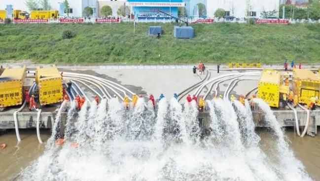 &ldquo;大水牛&rdquo;單兵救人 &ldquo;龍吸水&rdquo;搶險排澇 長沙城區(qū)防舉行澇排漬應(yīng)急演練