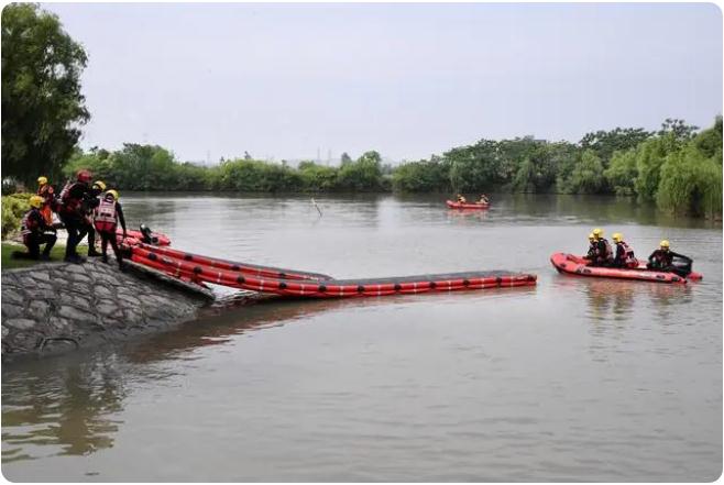 “多人落水”如何科學(xué)施救?消防員架起水上浮橋演練極限營(yíng)救