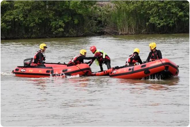 “多人落水”如何科學(xué)施救?消防員架起水上浮橋演練極限營(yíng)救