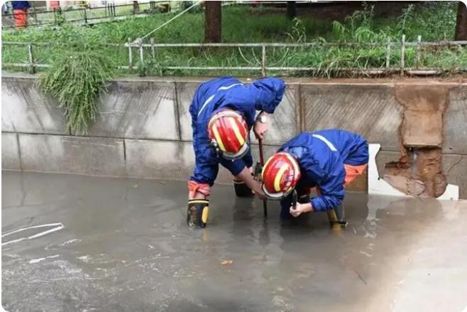 麒麟區遭暴雨突襲|部分道路積水嚴重，消防緊急排澇解憂