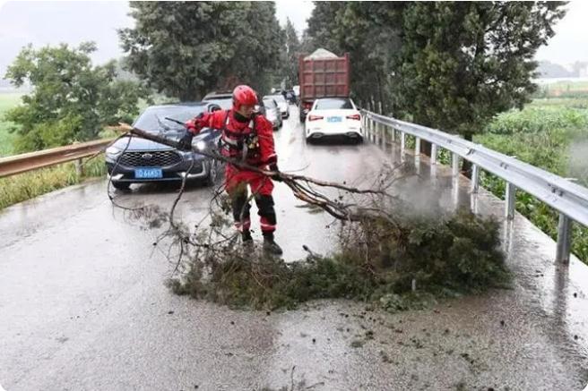 麒麟區遭暴雨突襲|部分道路積水嚴重，消防緊急排澇解憂